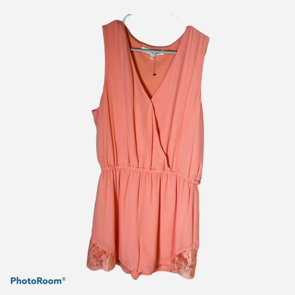 Cupcakes And Cashmere- Irina Lace Romper NWT - Picture 2 of 7